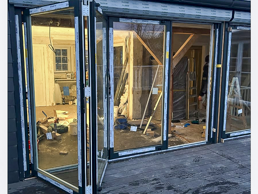 Fenster- und Türanlage während der Montage