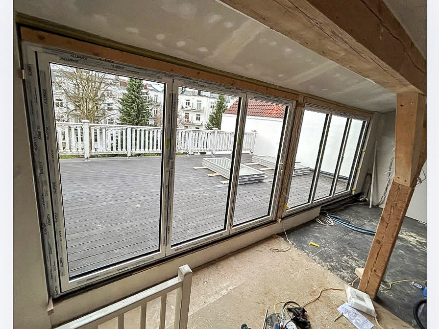 Fensteranlage während der Montage von innen